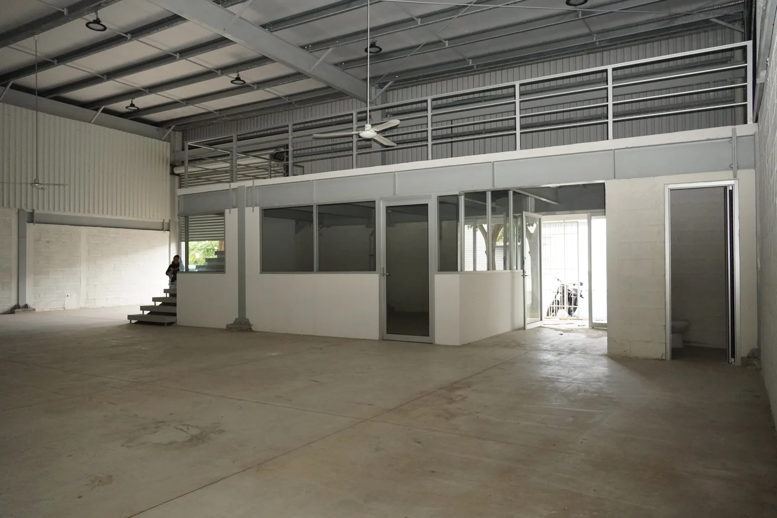 Nexa Las Américas — interior con oficina y mezzanine