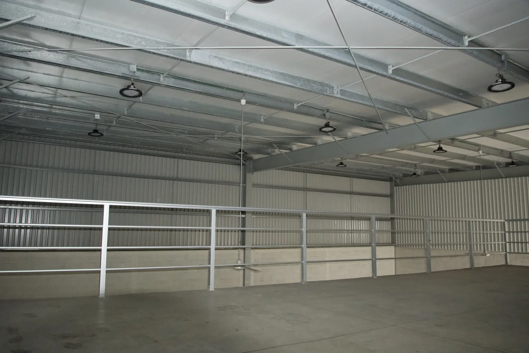Nexa Las Américas — interior de bodega con mezzanine