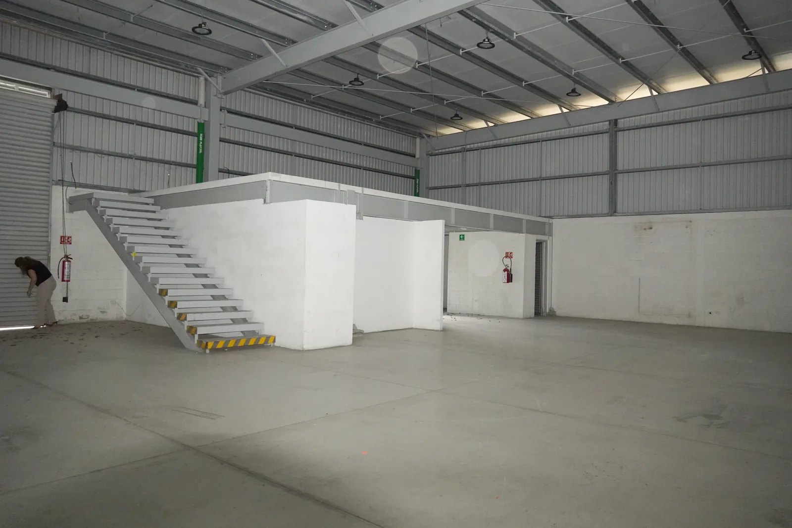 Nexa Las Américas — interior con escalera a mezzanine