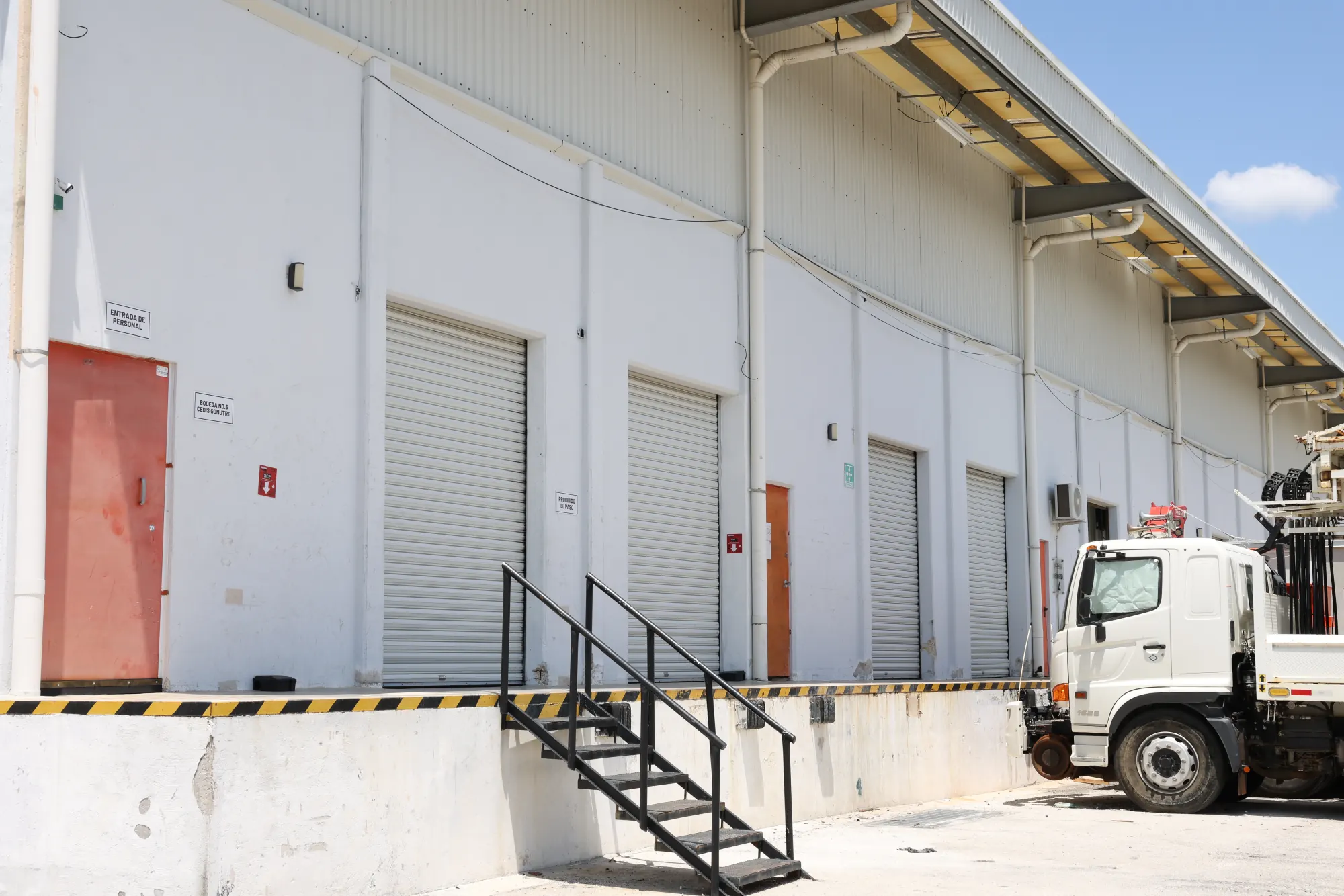 Nexa Parque Industrial Yucatán — andén de carga con escaleras de acceso