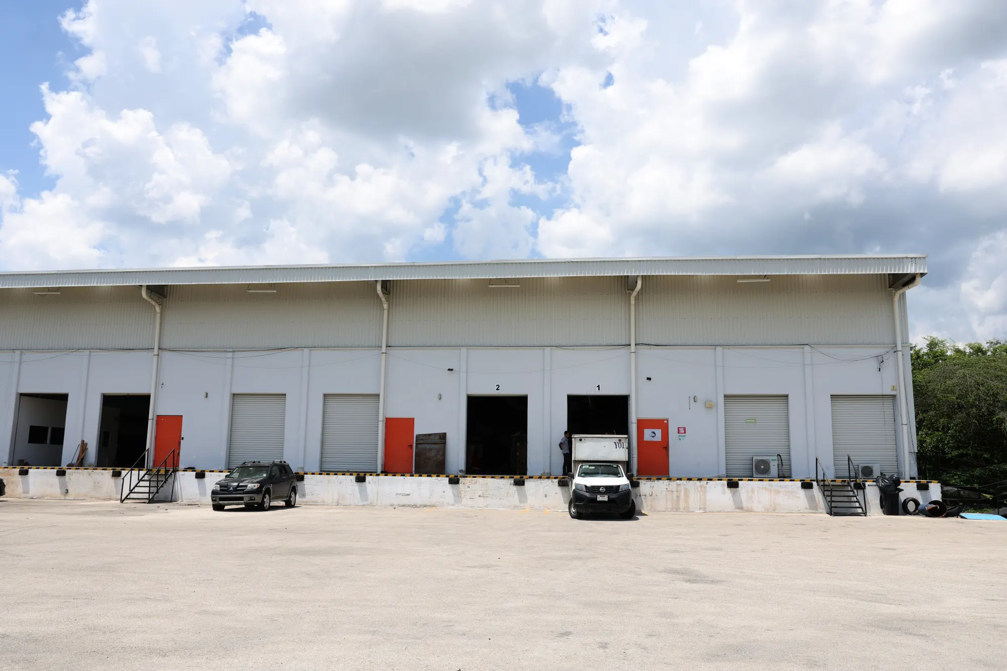 Nexa Parque Industrial Yucatán — frente de bodegas con andenes